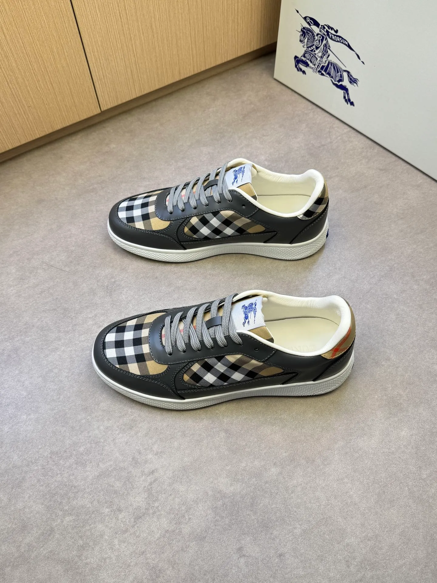 P400 [BURBERRY] Burberry casual sports sneakers - Upper: imported 🔝 open edge beaded calfskin, brand totem cloth, tongue brand cloth label - Inner: water-dyed cowhide - Outsole: ultra-light TPR rubber; two-color molded outsole - Super high quality control·Fine workmanship: highlighted (high-end, extravagance, grade) -Size: 38-44 (Male 45, can be customized)·BBR0372